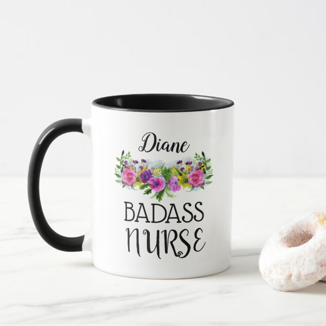 Caneca Personalize o nome da enfermeira Floral Badass (Com Donut)