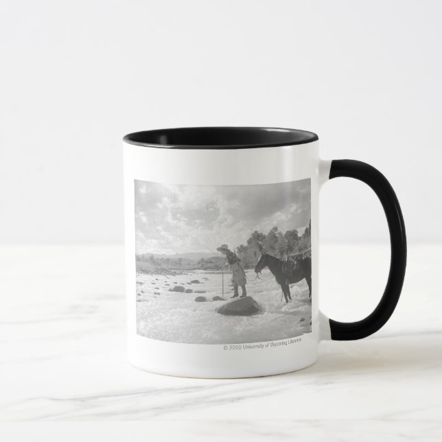 Caneca Pesca com mosca de Frances Phelps Belden no rio (Direita)