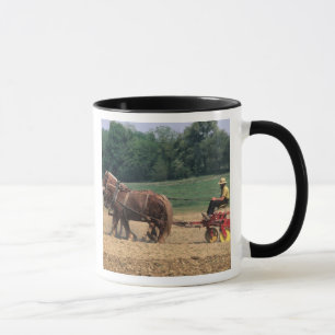 Caneca Pessoas simples do país de Amish no cultivo com