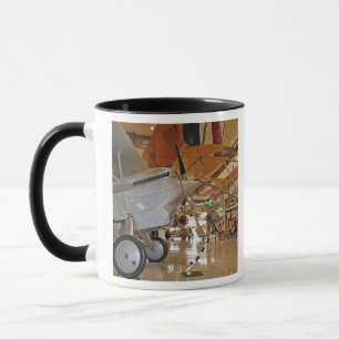 Caneca Pessoas visitando o Museu Nacional da Aviação Nava