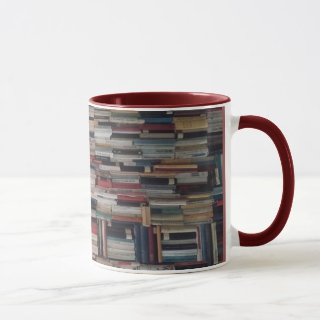 Caneca Pilhas elevando-se de livros firmados junto (Direita)