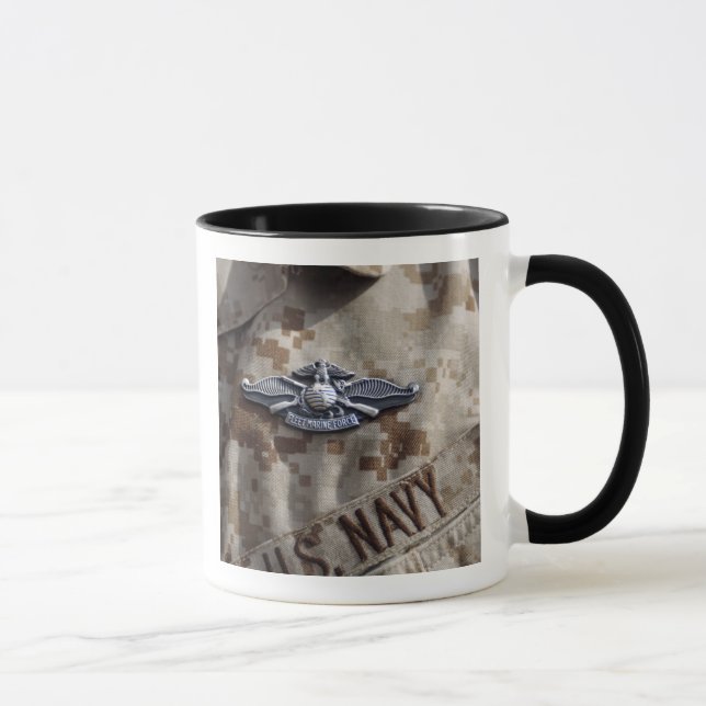Caneca Pino do dispositivo de guerra da força marinha da  (Direita)