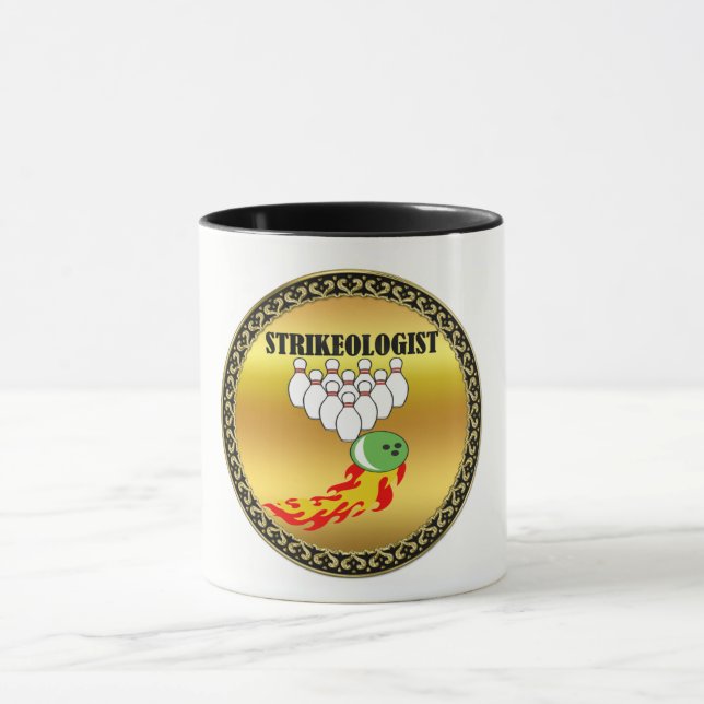 Caneca Pinos e bolas de boliche com a palavra STRIKEOLOGI (Centro)