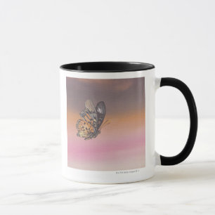 Caneca Pintando a descrição da borboleta em vôo