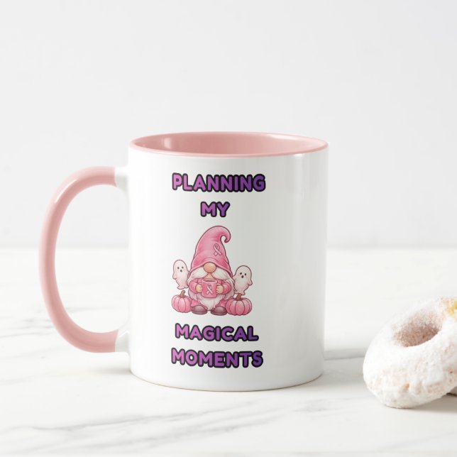 Caneca Planejando Meus Momentos Mágicos – Gnome Rosa (Com Donut)