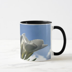 Caneca Plumeria Brilhante Contra Céu Radiante