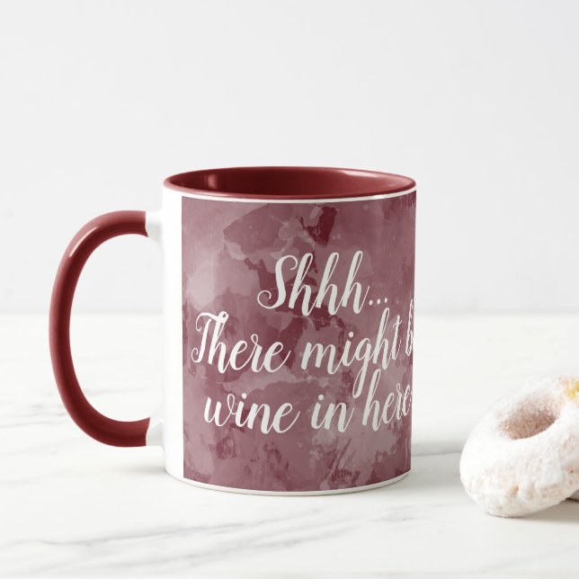 Caneca Pode haver vinho aqui na engraçada Mancha Maroon (Com Donut)