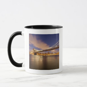Caneca Ponte de Brooklyn e Manhattan na noite