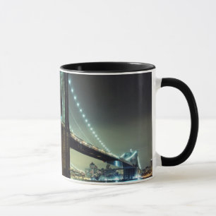 Caneca Ponte de Brooklyn na ponte de Manhattan da noite