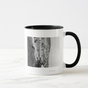 Caneca Ponte de inverno sobre o rio em Fairbanks