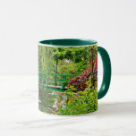 Caneca Ponte de Monet, jardim de Monet, Verde, Giverny<br><div class="desc">O jardim do Monet e a bela ponte nesta caneca. Foto tirada no final do verão na França. Para suas próprias memórias de Giverny, sonhos de Giverny, ou como uma "caneca da visão" para ajudar a manifestar sua própria viagem lá! Também temos um travesseiro decorativo e outros produtos com essa...</div>