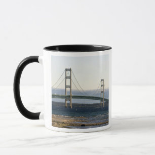 Caneca Ponte Mackinac que abrange o estreito de 4
