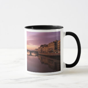 Caneca Pontes sobre o rio Arno ao pôr do sol,