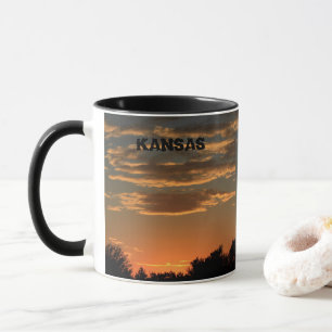 Caneca Pôr do sol no Kansas com nuvens coloridas.