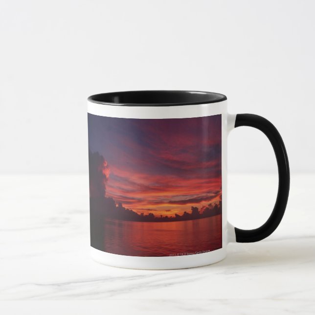 Caneca Por do sol no mar com nuvens escuras (Direita)