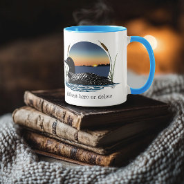 Caneca Pôr do sol sereno do mergulhão-comum no lago azul