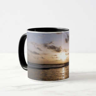 Caneca Pôr do sol sobre o mar árabe