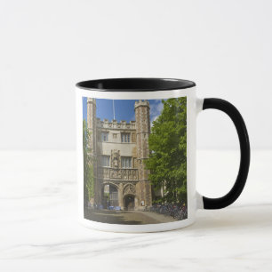 Caneca Portão do Trinity College e fileiras de bicicletas