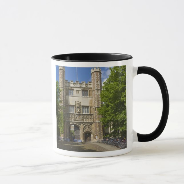 Caneca Portão do Trinity College e fileiras de bicicletas (Direita)