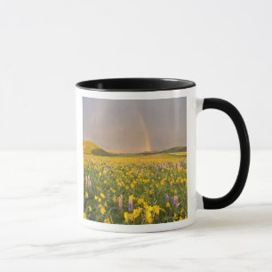 Caneca Prado de flores silvestres espetacular ao nascer d