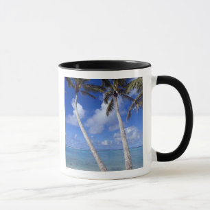 Caneca Praia ladeada por palmeiras Ilhas Cook