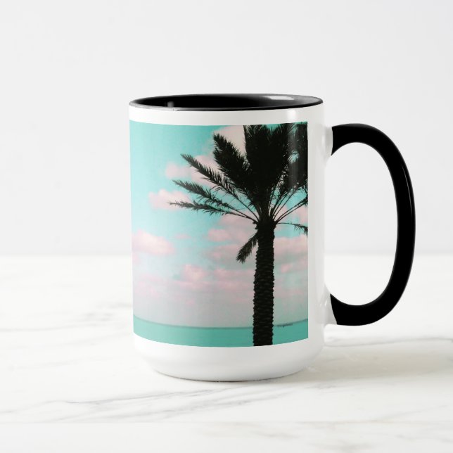Caneca Praia Tropical, Vista Oceânica, Nuvens Rosa, Palma (Direita)