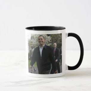 Caneca Presidente Obama caminha para a quadra de basquete