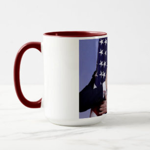 Caneca Presidente Trump abraça a bandeira americana