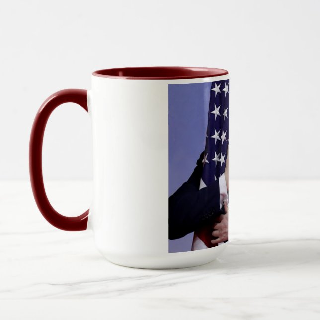 Caneca Presidente Trump abraça a bandeira americana (Esquerda)