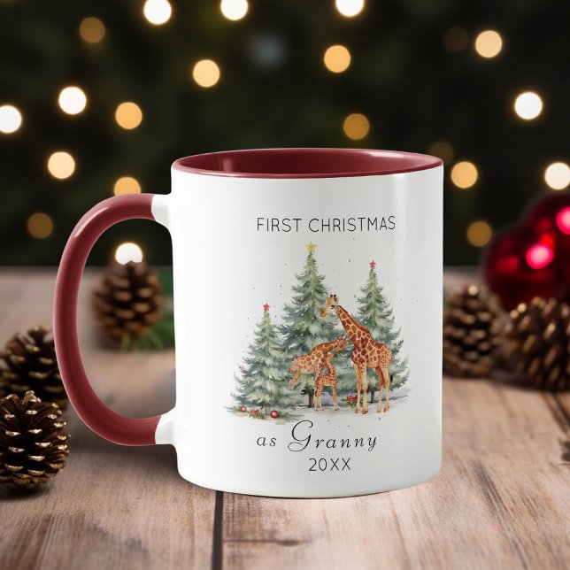 Caneca Primeiro Natal como uma família de três girafas bo (Criador carregado)