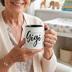 Caneca Promovido a Gigi Elegante EST Ano Script