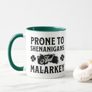 Caneca Propenso a Travessuras e Disparates Dia de São Pat