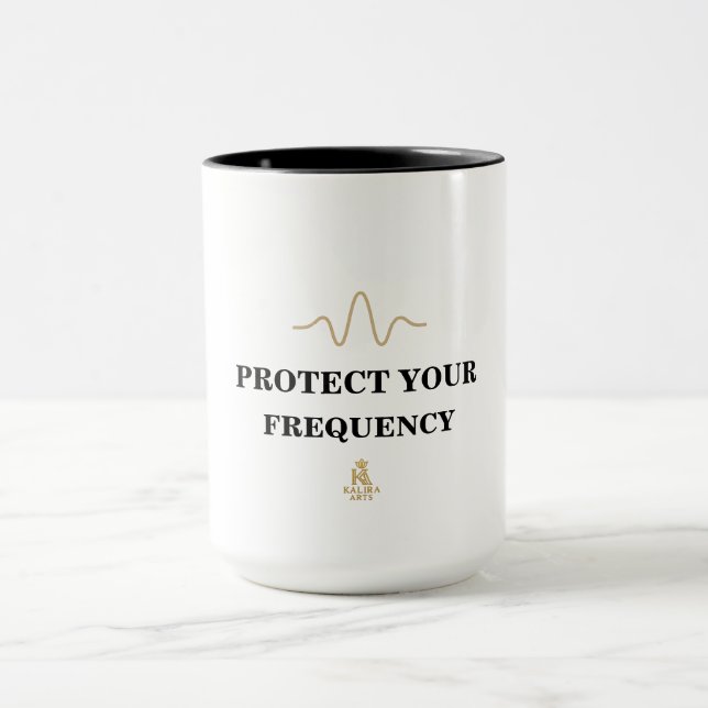 Caneca PROTECT YOUR FREQUENCY – Minimal Gold Wave Energy  (Centro)