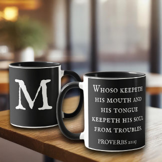 Caneca Proverbos Versos de Bíblia Negra Monograma 21:23 K
