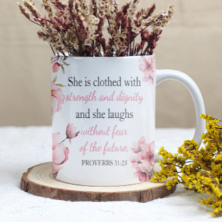 Caneca Proverbs 31:25 Mulher Leitura Cor de Água Rosa