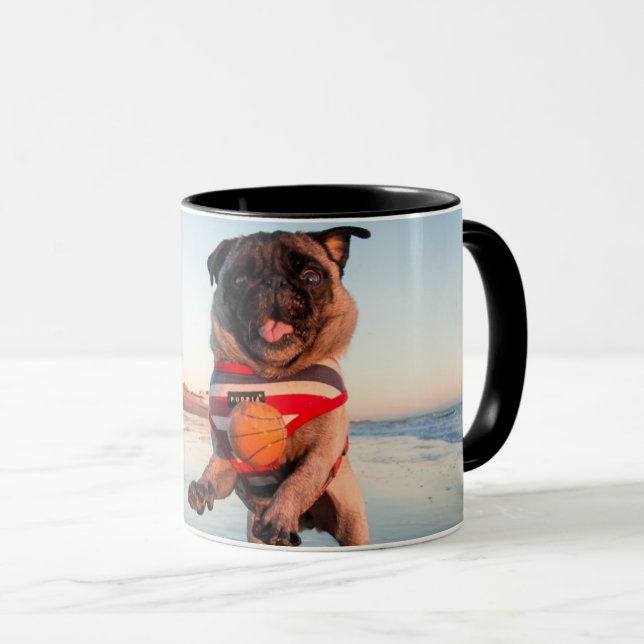 Caneca Pug Playing Ball on Beach (Frente Esquerda)