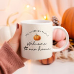 Caneca Pumpkin outono bem-vindo à nossa decoração domésti<br><div class="desc">Bem-vindos ao nosso roteiro moderno outono outono,  abóbora caseira,  decor personalizado,  design de decoração caseira.</div>