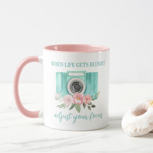 Caneca Quando a vida fica desfocada (Com Donut)