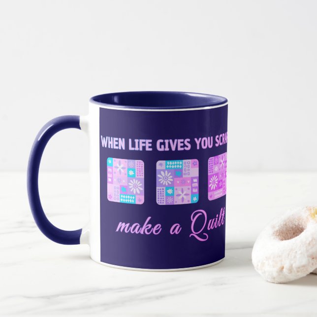 Caneca Quando a Vida Lhe Dá Retalhos Faça Uma Colcha (Com Donut)