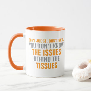 CANECA QUESTÕES E TECIDOS SOBRE BRANCOS EM BRANCO PLANO