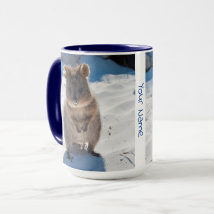 Caneca Quokka personalizada e feliz na praia