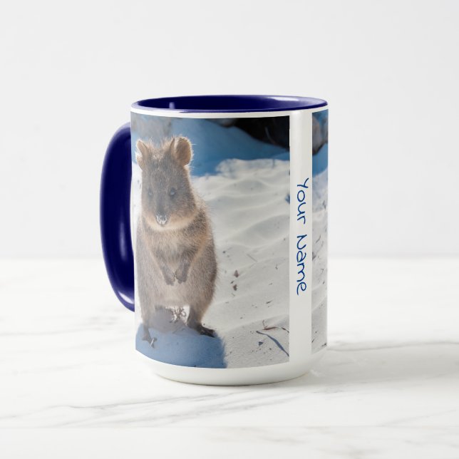Caneca Quokka personalizada e feliz na praia (Frente Esquerda)