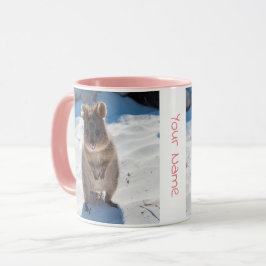 Caneca Quokka personalizada e feliz na praia