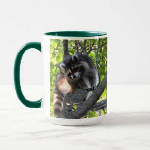 Caneca Raccoon em uma árvore