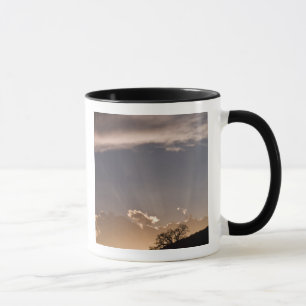 Caneca Raios crepusculares se irradiam pelo céu em