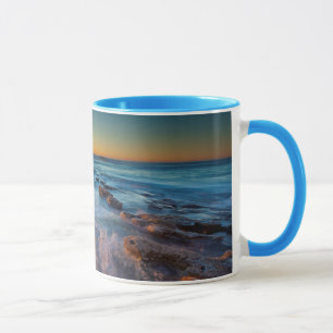 Caneca Raios de sol iluminam o Oceano Pacífico