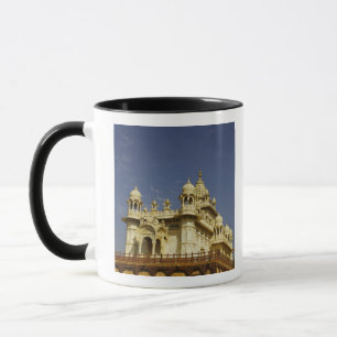 Caneca Rajastão, Índia Uma mulher em pé em um antigo