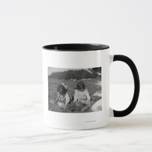 Caneca Raparigas que escolhem a fotografia dos arandos