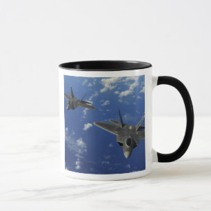 Caneca RAPTORES F-22 da Força Aérea dos EUA em voo perto 