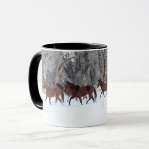 Caneca Rebanho de Cavalos Correndo na Neve de Inverno